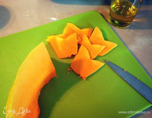 берем кусочек тыковки, нарезаем тонкими претонкими ломтиками....так как мы делаем для детишек то можно придать какую-то незамысловатую им форму...у нас типа короны...