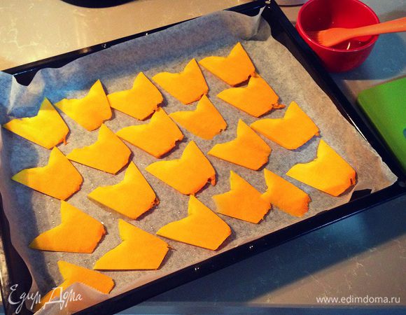 Укладываем наши тыквенные короны чипсы на противень .....промазываем их сверху оливковым маслом...