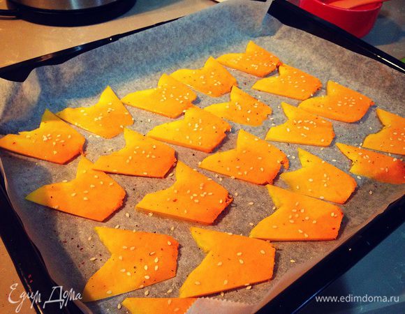 Посыпаем наши чипсы солью перцем и кунжутными семечками....