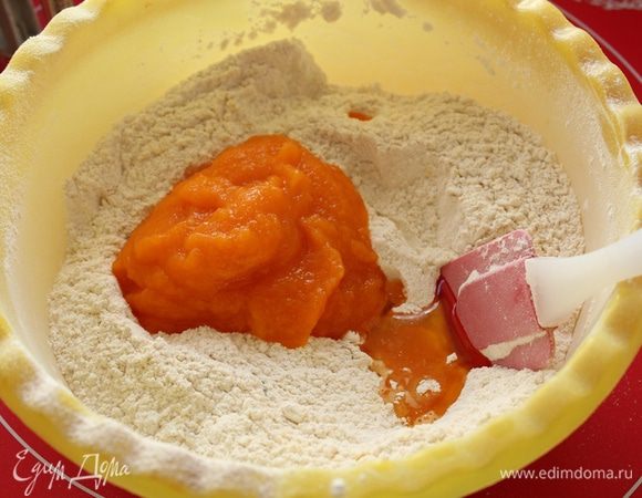 Добавить тыквенное пюре, масло.