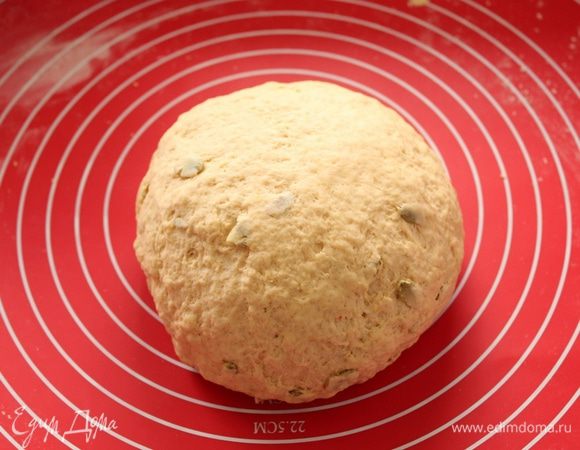 Замесить  довольно крепкое, эластичное тесто, приятное на ощупь.