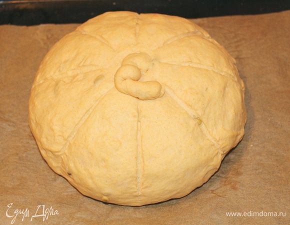 Сформировать круглую буханку, переложить ее на пекарскую бумагу ,  в центре проткнуть булку пальцем насквозь и воткнуть хвостик.Сделать надрезы. Накрыть.
Оставить подходить еще на 1 час в теплом месте. 
Разогреть духовку ,выпекать первые 10 минут с паром затем снизить температуру до 200 ° и выпекать еще 35-40 минут.