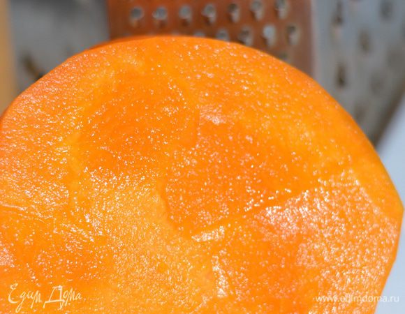 Для начала натрем тыкву на терке.  Как видно на фото, что очень похоже на морковь, но это тыква, а то некоторые не верят, что я тыкву использую в рецептах)))