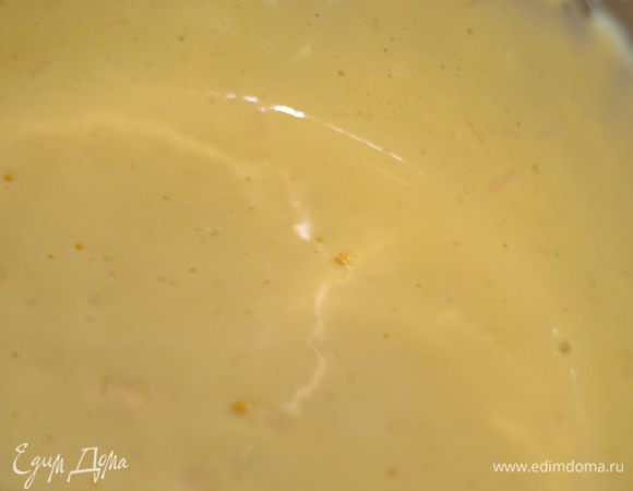 Разделяем яйца на желтки и белки. Желтки взбиваем с половиной нормой сахара до кремообразного состояния и бела, добавить тертую тыкву и взбить еще минуты 3 