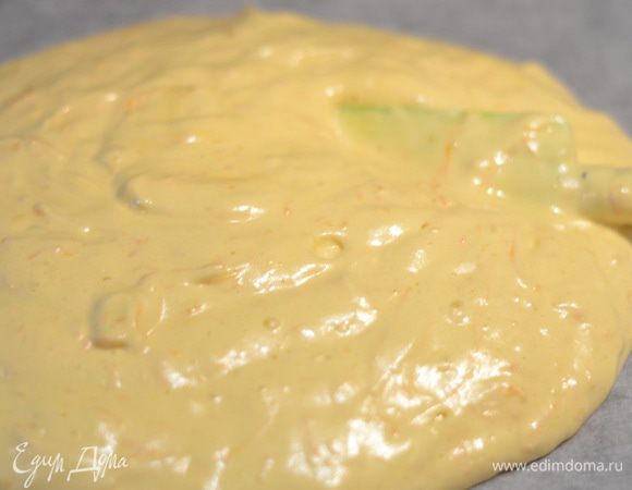 Вылить тесто на пергамент.