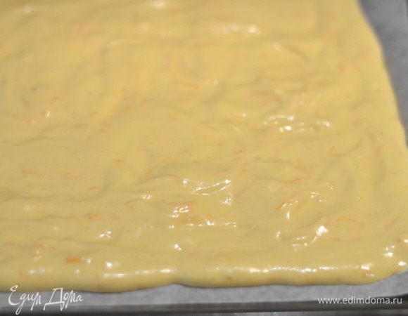 Разровнять лопаткой. Выпекать в предварительно разогретой духовке при температуре 180 гр. около 20-25 минут.