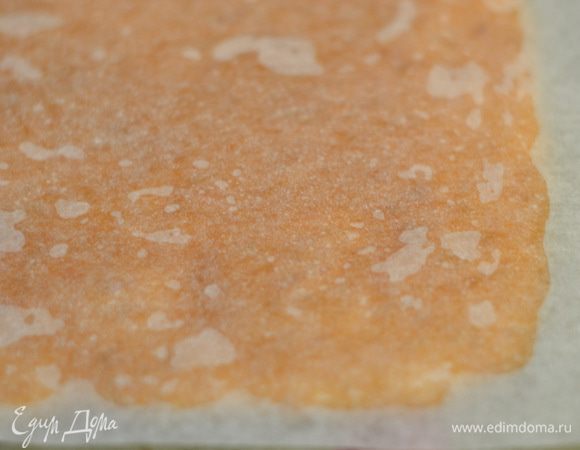 Поверх выложить пергамент и завернуть в рулет, дать остыть.