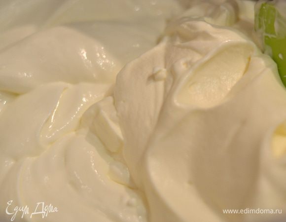 Взбить сливки с сахарной пудрой до пик. Соединить сливки со сметаной, добавить ванильное масло, перемешать до однородности.