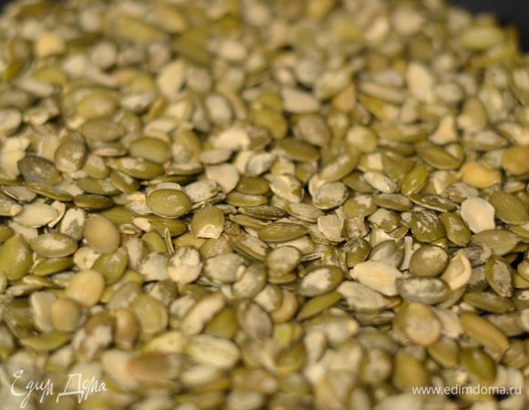 Готовим карамелизированные семечки. Тыквенные семечки отправить на раскаленную сковородку, дать им немного разгорячиться.