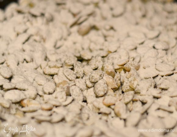 Как только они стали горячими, присыпать хорошенько сахарной пудрой, сбрызнуть водой, дать разогреться снова и перемешивать. Я сахарной пудрой посыпала несколько раз, соответственно и водичкой сбрызнуть несколько раз, и так до золотистого цвета. Дать остыть.