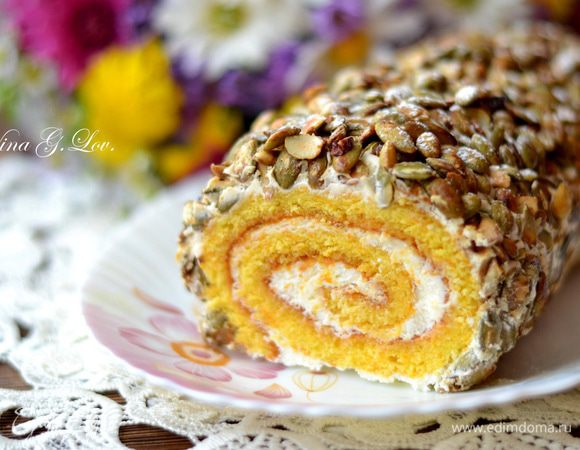 Украсить рулет оставшимся кремом, сверху посыпать карамелизированными тыквенными семечками.