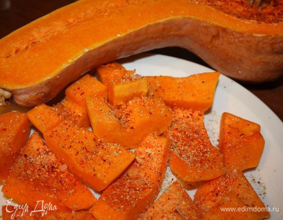 Нагреть духовку до 200 град. Ц. Тыкву очистить от кожуры, нарезать крупными кубиками, посыпать пеперончино, солью, перцем, сбрызнуть оливковым маслом и запечь в микроволновой печи до мягкости (буквально 5-6 мин). Пюрировать тыкву с 2/3 шалфея в блендере.