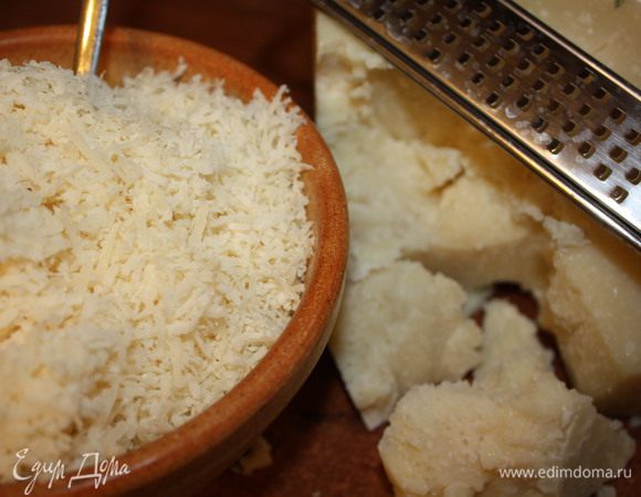 Смешать рикотту с яйцом, пармезаном, солью и перцем. В смазанную маслом подходящую по размеру форму для запекания положить листы лазаньи, сверху - половину тыквенного пюре, затем опять листы лазаньи, потом половину рикотты с пармезаном. Повторить все слои, завершив рикоттой и пармезаном. Накрыть фольгой и запекать 40 мин. Удалить фольгу и запекать еще 10-15 мин до образования румяной корочки.