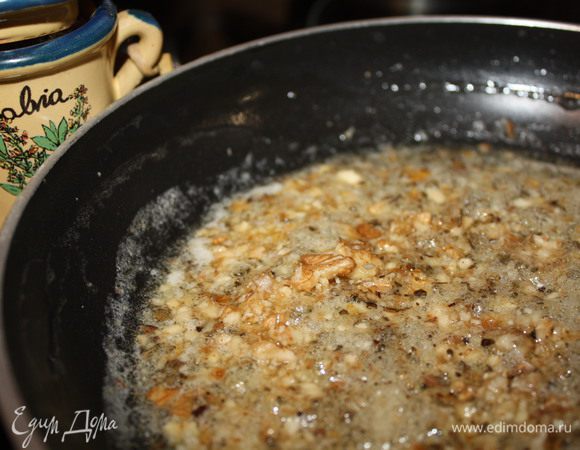 Пока лазанья запекается, в сковороде распустить сливочное масло, добавить шалфей и грецкие орехи и прогревать на среднем огне 2-3 мин. Подавать лазанью полив маслом с орехами и посыпав пармезаном. Приятного аппетита!