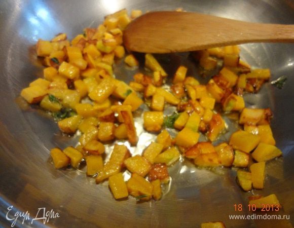 Тыкву нарезать мелким кубиком, обжарить на разогретой с растительным маслом сковороде, добавив листики тимьяна, до легкой золотистости.
Рис отварить почти до готовности, воду слить, промыть, немного остудить.