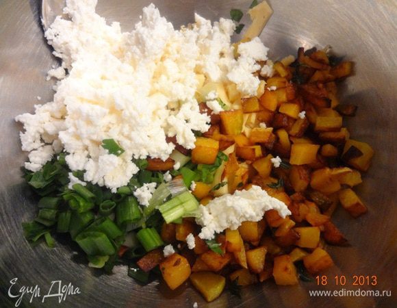 Петрушку и зеленый лук измельчить, пармезан и другой сыр натереть на мелкой терке, фету размять вилкой или тоже натереть на терке.
В миске смешать рис, зелень, оба сыра, кроме пармезана, тыкву, приправить паприкой и солью с перцем (по вкусу). Все хорошенько перемешать.