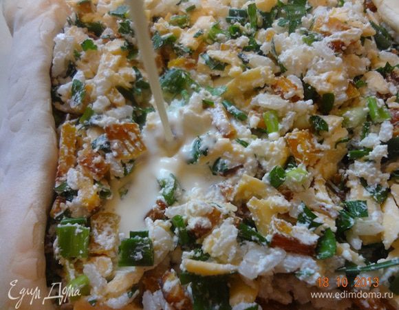 Каждый край свернуть валиком, заворачивая сыр, бортики сделать достаточно высокие. Для заливки все смешать и чуть взбить вилкой до однородности. Осторожно вылить на пирог жидкость, не переливая за края. Пирог поставить в разогретую до 180 С духовку на 30 минут (у меня пекся как обычно дольше минут на 10). Верх должен подрумяниться, тесто подняться по краям.