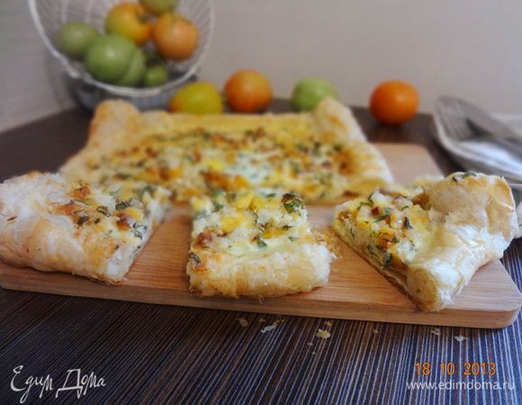 Готовый пирог вынуть из духовки, оставить остывать на листе, чтобы начинка схватилась. Резать теплым, кушать с удовольствием!