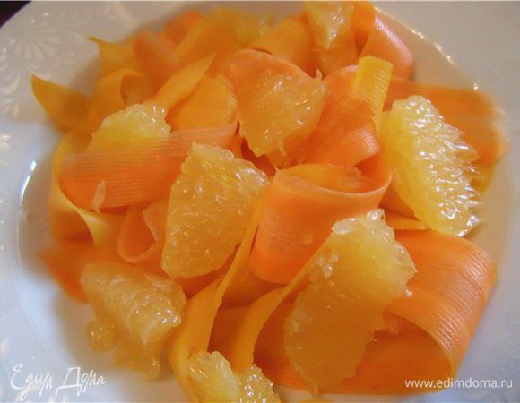 Апельсин или грейпфрут очистить от соединительных пленок и добавить к овощам