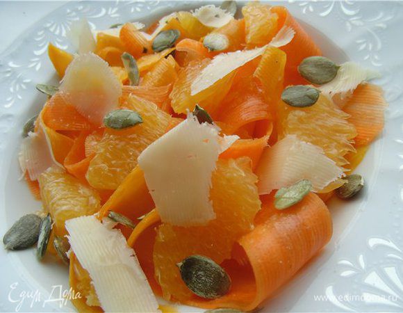 Семечки слегка подсушить и посыпать салат
добавить сыр нарезанный лепестками
Сбрызнуть маслом. посолить по вкусу
Так же сюда можно добавить не много кинзы.