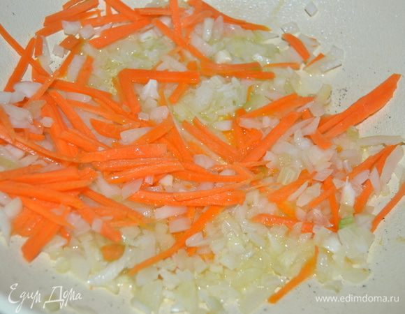 Лук нарезать кубиками, морковь соломкой. Слегка обжарить на оливковом масле.