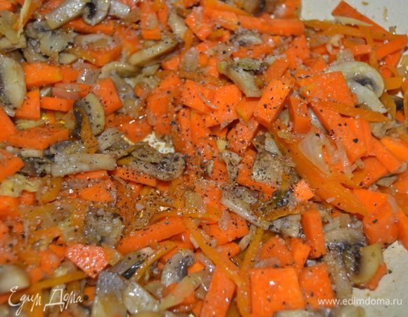 Тыкву нарезать брусочками и добавить к грибам с луком. Посолить, поперчить и добавить немного мускатного ореха. Перемешать.