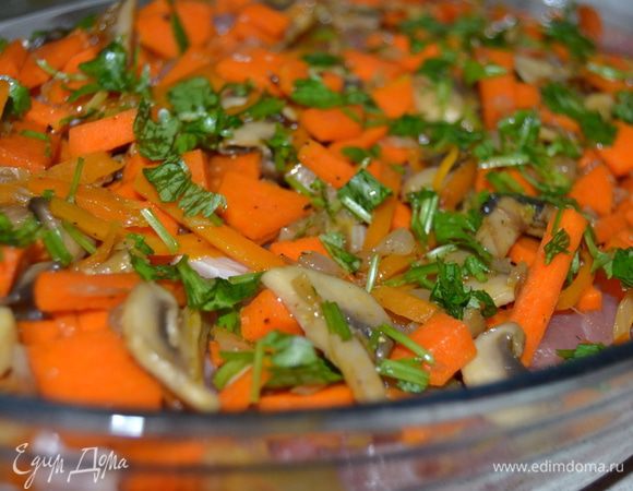 Духовку разогреть до 180 гр/ В форму для запекания выложить мясо и овощи с грибами. Посыпать рубленой кинзой.