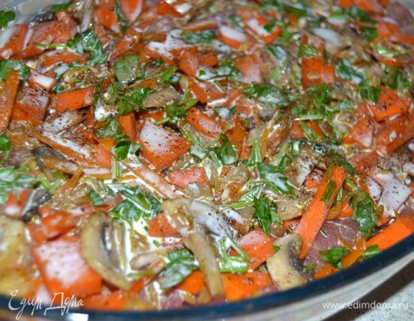 Вылить сливки и запекать под крышкой или фольгой в течении 50 минут.