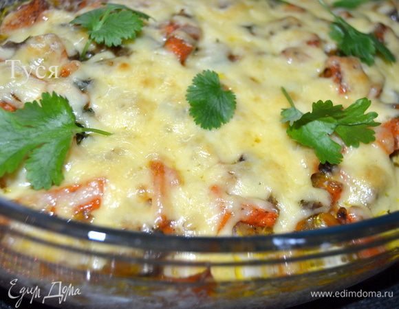 Затем крышку убрать, посыпать запеканку сыром и подержать в духовке еще минут 5, до расплавления сыра.