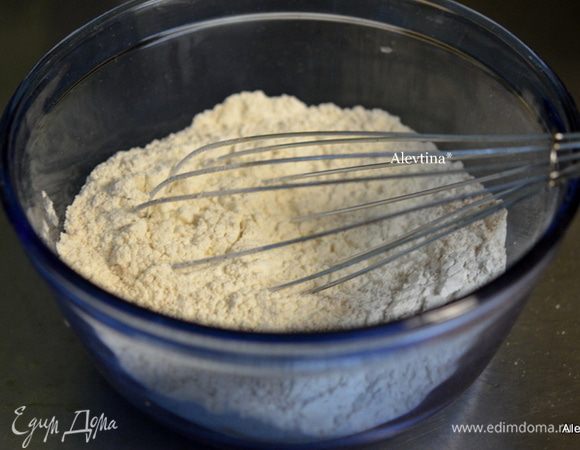 Смешаем все сухие ингредиенты вместе. Мука, соль, пищевая сода, корица, гвоздика молотая и мускатный орех. Хлебную форму смазать обильно маслом.