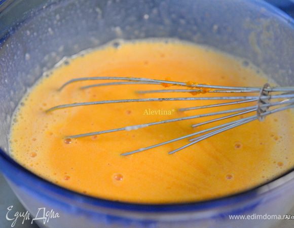 Смешать отдельно сахар с растит.маслом. Добавим яйца,перемешаем все, ванильный экстракт и воду. Затем тыквенное пюре.