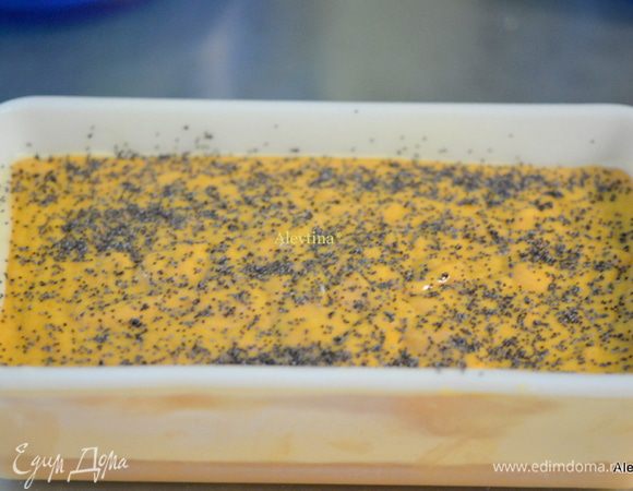 Смешаем все вместе сухую смесь с тыквенной. Выложим в хлебную форму. Поставим в духовку разогретую на 180 гр. на 1 час. Я сверху выложила сухой мак 1 стол.л. его не обязательно. Проверяем готовность по центру зубочисткой, она должна быть сухой. Дать кексу остыть при комнатной тем-ре час и два часа в холодильнике.