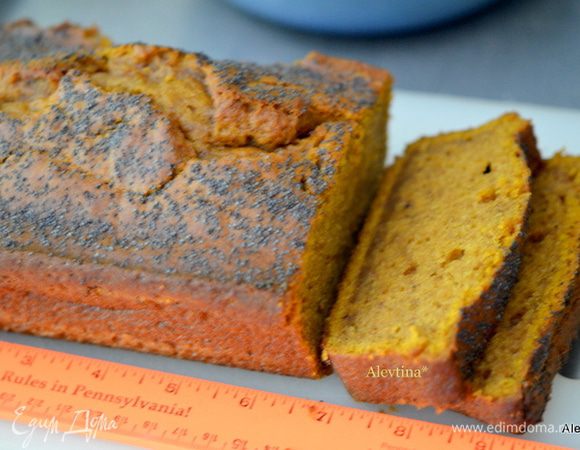 Приготовим формочку,если у вас есть форма тыквы подходит идеально. У меня эта формочка, к сожалению оказалась больше по размеру кекса, а листик осенний идеально подошел. На разделочной доске можно использовать линейку, отмеряем и отрезаем одинаковый размер.