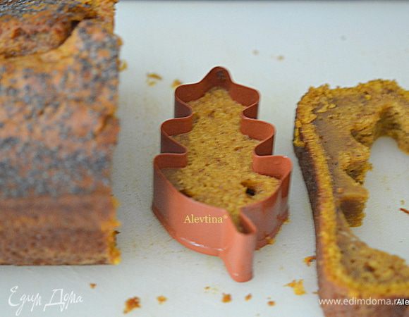 Вырезаем затем аккуратно формой кекс. Кекс ,если у вас хорошо охладился,то будет идеально выходит из формочки при разрезе.