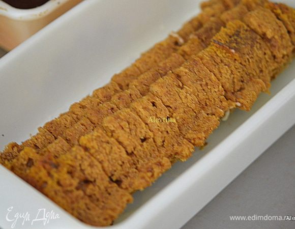 Выложим все вырезанные кусочки вместе в смазанную хлебную форму.