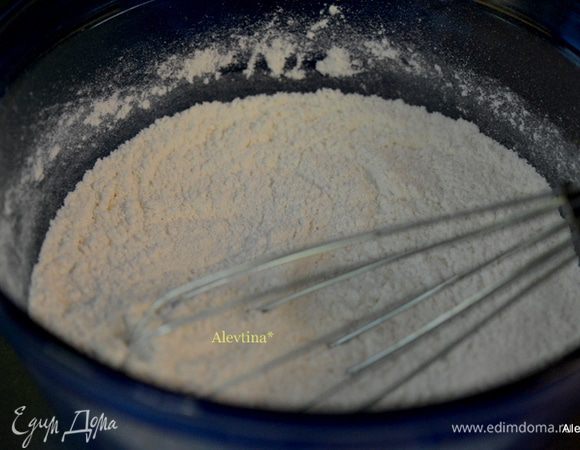 Смешаем все сухие ингредиенты для светлого кекса.
