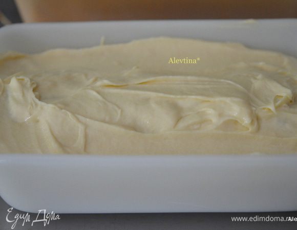 Выложим светлое тесто поверх приготовленного тыквенного хлеба,слегка разровняем лопаточкой. Поставим в разогретую духовку на 180 гр.на 55-60 мин. примерно Тесто у меня хватило ровно, чтоб накрыть часть тыквенного хлеба. Т.е тесто не должно превышать формы.