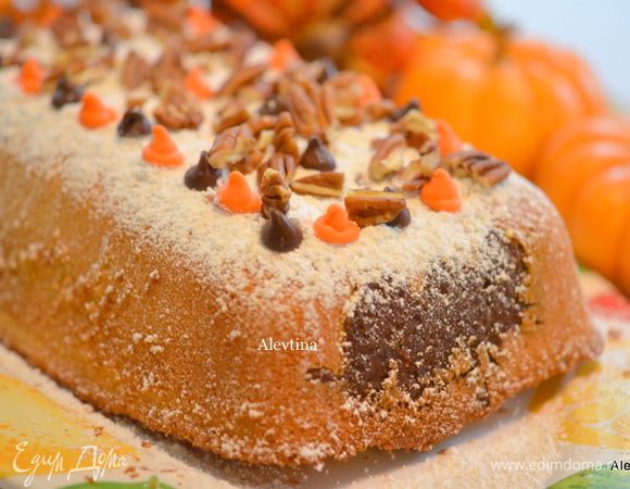 Готовый кекс достанем из духовки дадим остынуть. Зубочисткой пройдемся по краям. Перевернем на тарелку или емкость для кекса. Сверху сахарную пудру. поломанные орехи подсушенные, шоколадные капли. Либо можно сделать глазурь.