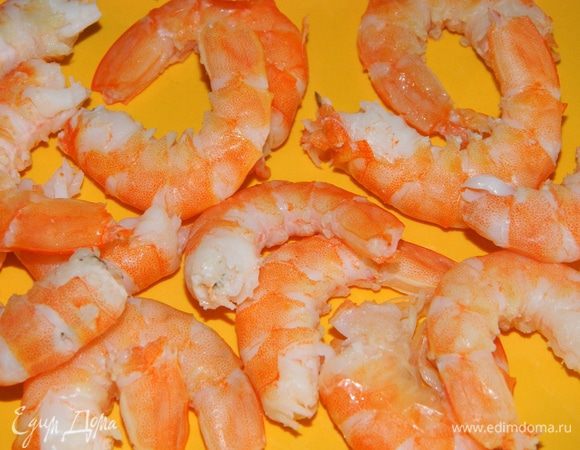 Креветки отварить с кусочком лимона до полуготовности (1-2 мин), воду слить, креветки очистить.