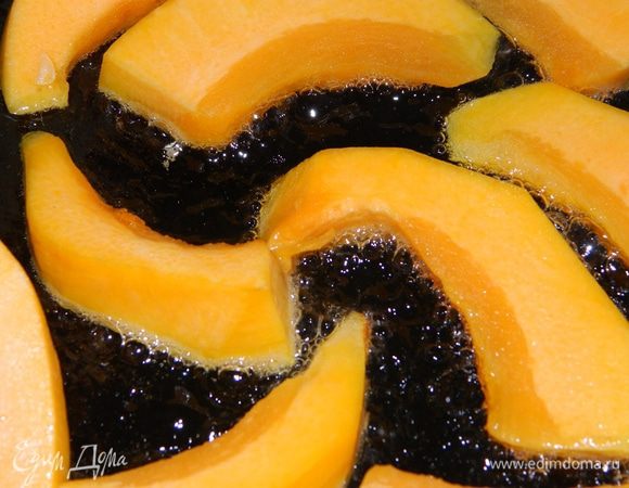 Обжарить со всех сторон на растительном масле до образования золотистой корочки.