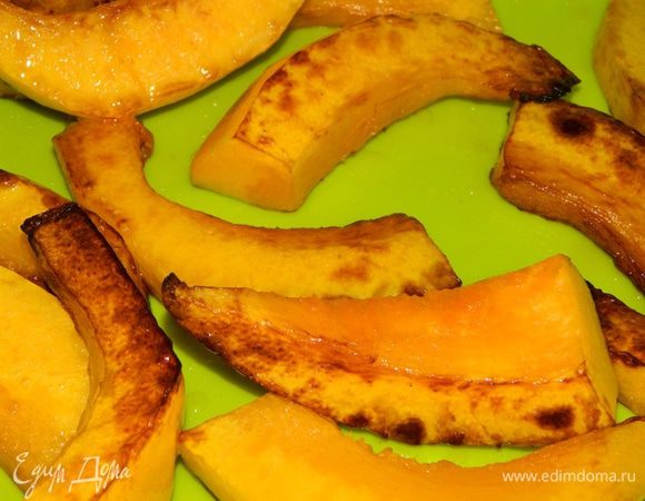 Переложить тыкву в форму для запекания, отправить в разогретую до 200 градусов духовку. Запекать 20 минут.