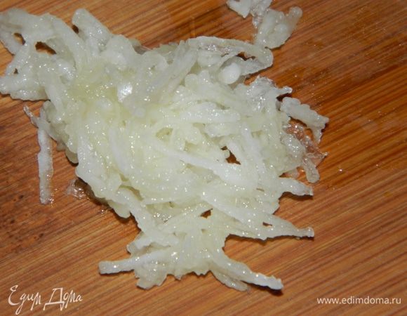 Чеснок очистить, потереть на мелкой терке.