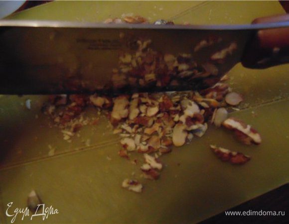 Измельчаем орехи. Так же слегка измельчаем семечки и смешиваем их.