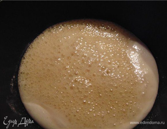 В кастрюле смешиваем мед и сахар..доводим до кипения...кипятим минут 10 на не большом огне.