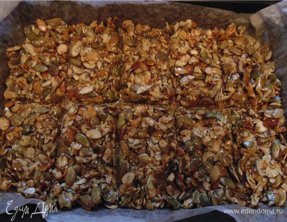 Даем не много остыть и режем на куски.
Остужаем в холодильнике.
Там же и храним. Козинаки получаются плотные, но не требуют железных челюстей для их раскусывания.