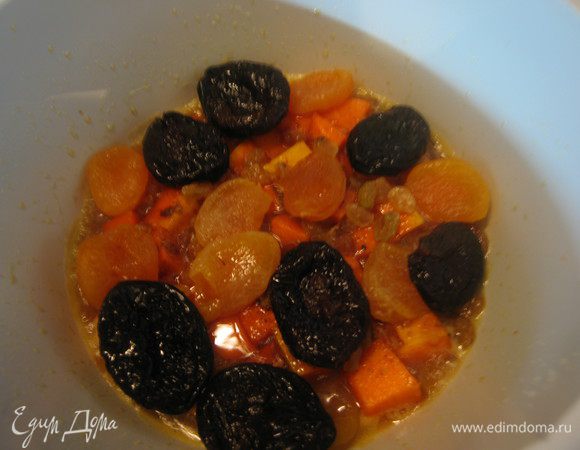 Затем добавить специи, сухофрукты.