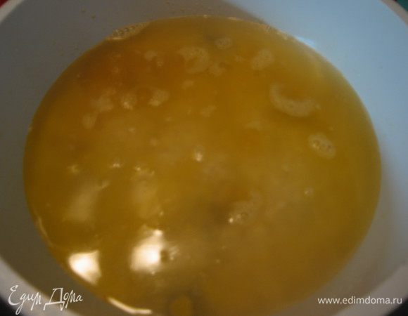 Залить горячей водой, на сильном огне довести до кипения.