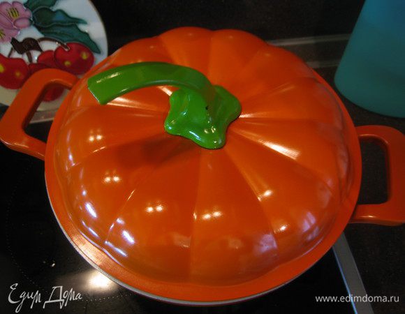 Убавить огонь до среднего, закрыть крышку, через 15 минут  убавить еще немного и оставить на 20 минут. Выключить огонь, накрыть полотенцем и оставить плов отдохнуть на 15 минут.. Затем переворачиваем на блюдо, поливаем медом и.... наслаждаемся.