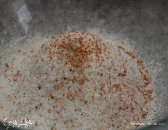 Муку и пряности просеять, добавить соль и сахар. Сливочное масло натереть на крупной терке и поместить в морозилку на 10 минут. Соединить муку, масло и воду.  Быстро замесить тесто, завернуть в пищевую пленку и поместить на 1 час в холодильник. 