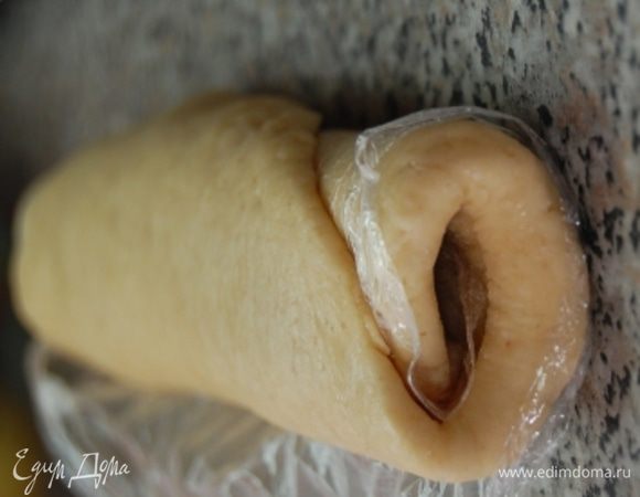 Хочу сказать, что с недавних пор  я больше не скатываю тесто в шар, перед его отправкой в холодильник. За час оно очень замерзает и потом плохо раскатывается, края рвутся. Поэтому я на пищевой пленке быстро раскатываю  его в небольшой круг и в эту же пленку скручиваю его рулетом. И уже в таком виде отправляю в холодильник. Попробуйте! Это очень удобно! 